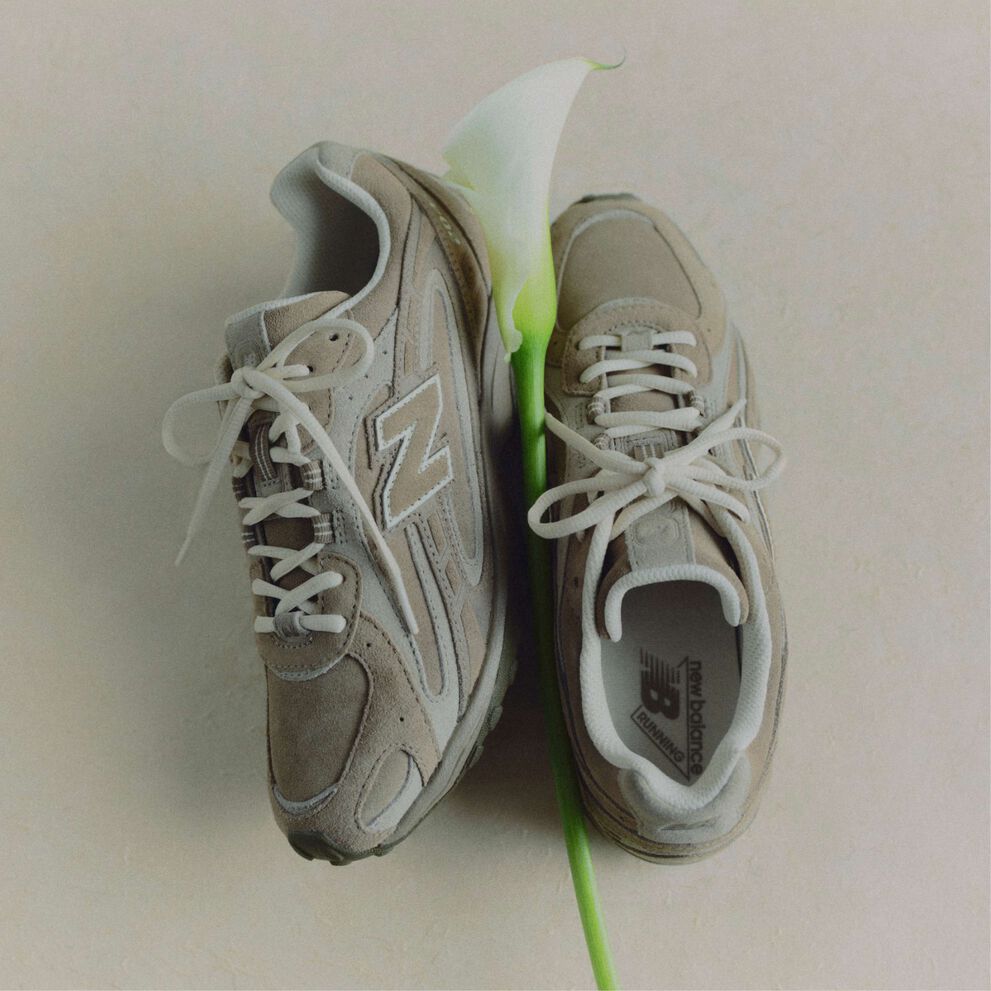 Pair of 204L sneakers with a lily